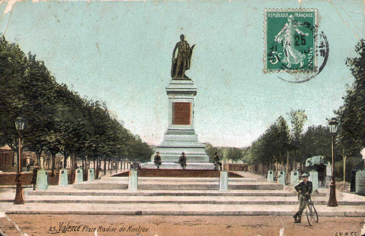 Le monument Jean-Pierre de Montalivet.