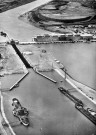 Vue aérienne du barrage et de l'écluse de Donzère-Mondragon dit André Blondel.