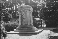 92. Brigade de Nyons. Nature de la commémoration : monument. Lieu : Nyons, jardin public. Nombre de victimes, mortes en déportation : 81. Circonstances : mémorial des morts en déportation.