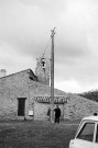 Truinas.- Le chevet de l'église Saint-Jean-Baptiste, et le poteau EDF.