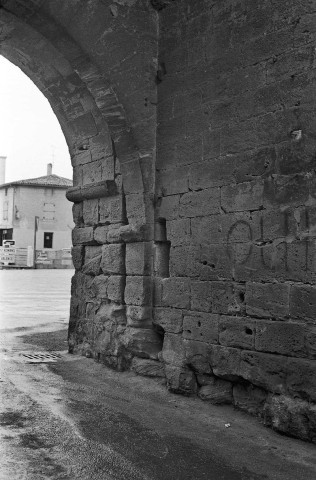 Chabeuil.- Détail de la porte du village.