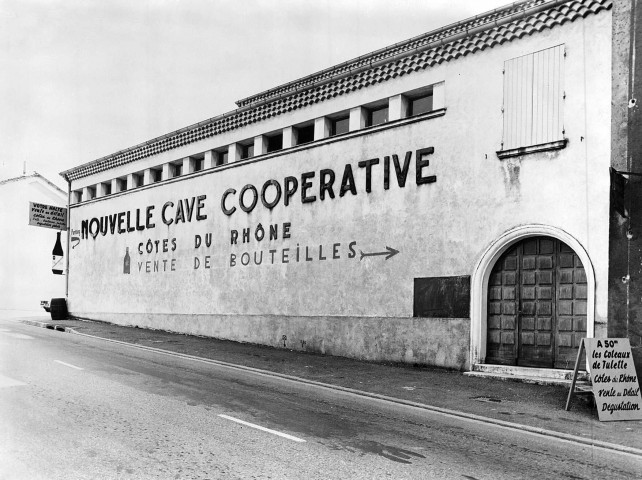 Tulette.- La cave coopérative.
