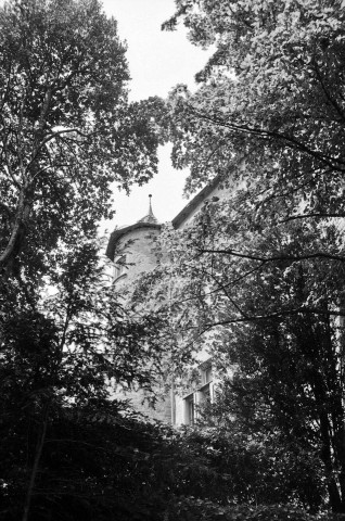 Charmes-sur-l'Herbasse. - La tour d'angle nord-ouest du château féodal.