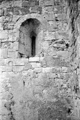 La Bâtie-Rolland. - Fenêtre de la façade sud de la chapelle Saint-Andéol.