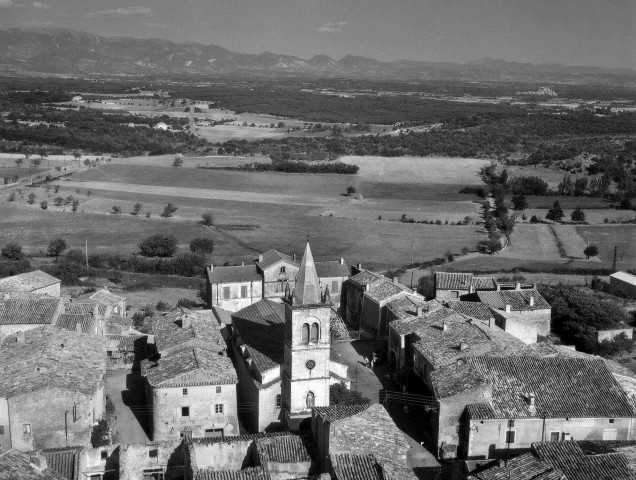 Réauville.- Vue aérienne de l'église Sainte-Madeleine.