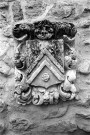 La Bégude-de Mazenc. - Armoiries sur la façade d'une maison de l'ancien village Châteauneuf-de-Mazenc.