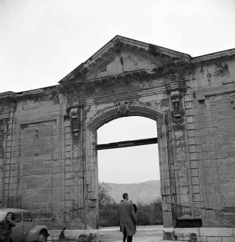 Valence.- Porche de l'ancienne Préfecture bombardée le 15 août 1944.