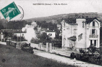 Le tramway de la ligne Saint-Vallier le Grand-Serre passant devant la villa des Glycines.