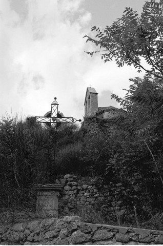 Cornillac. - La croix de mission et le clocheton de l'église Sainte-Madeleine.