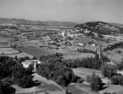 La Bégude-de-Mazenc. - Vue aérienne de l'ancien village Châteauneuf-de-Mazenc et du château.