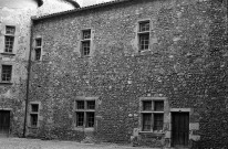 Saint-Vallier. - La façade ouest côté cour du château.