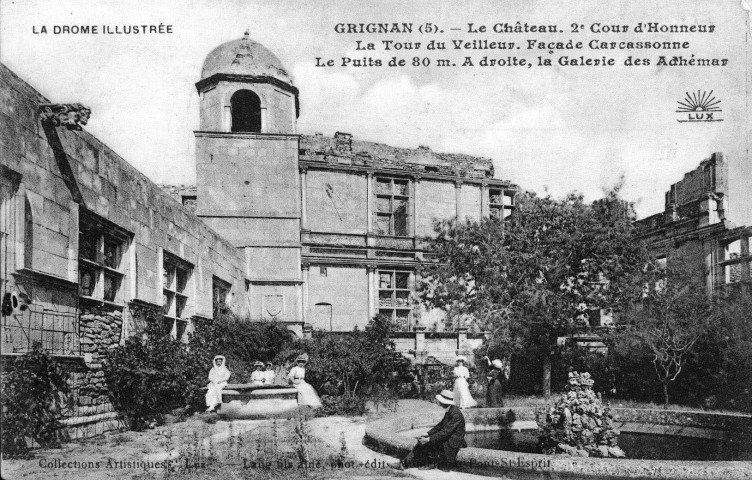 La deuxième cour d'honneur et le bâtiment Carcassonne avant restauration.