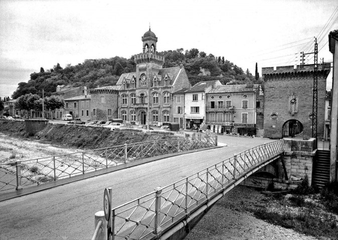 Chabeuil. - La place Génissieu vue du pont sur la rivière la Véore