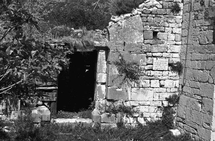 Saint-May. - Restes d'un arc roman à gauche de la façade occidentale de la chapelle du prieuré de Bodon.