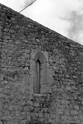 Saint-May. - Détail de la façade est du prieuré de Bodon.