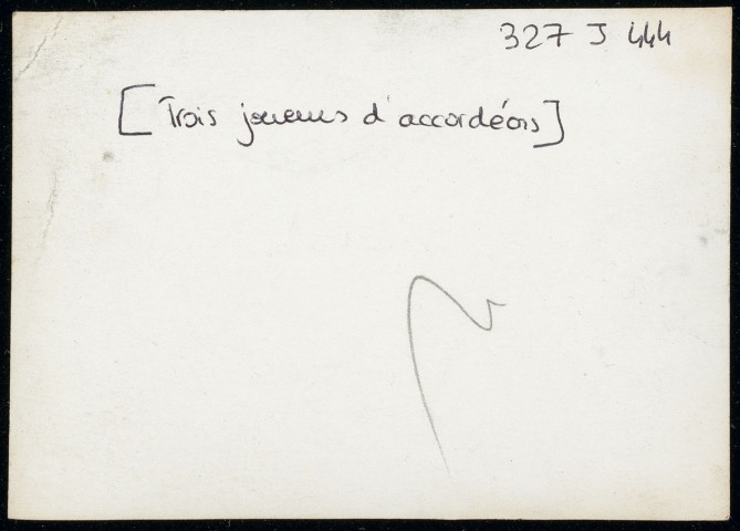 [Trois joueurs d'accordéons]. Photographie noir et blanc.