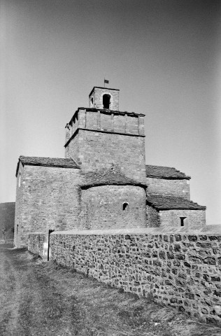 Comps. - La façade est de l'église Saint-Pierre-et-Paul.