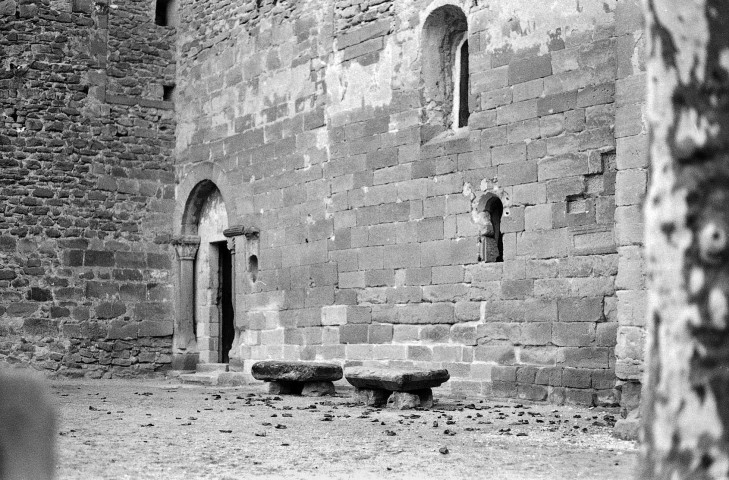 Mours-Saint-Eusèbe.- La façade sud de l'église Notre-Dame.