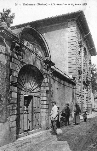 Le portail de l'arsenal et l'ancienne abbaye Notre-Dame de Soyons, rue Saint-Martin.