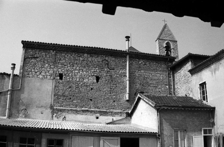 Sainte-Croix. - La façade sud de l'église-temple et la cour de la Mission du Diois.
