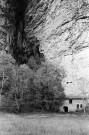Glandage. - Maison sous la falaise des gorges des Gats.