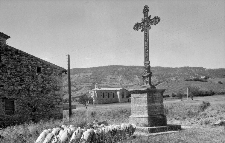 Condorcet. - La croix et l'église Saint Pierre