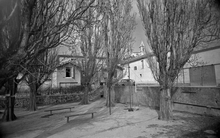 Le Pègue. - Place du village