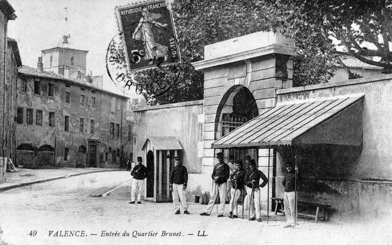 L'entrée de la caserne Brunet et la rue André Lacroix.