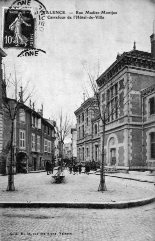 Valence.- Rue Madier de Montjau, à droite l'hôtel de Ville.