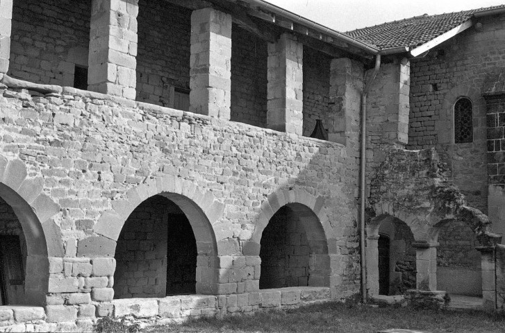 La Motte-de-Galaure.- L'ancien cloître du prieuré Sainte-Agnès.