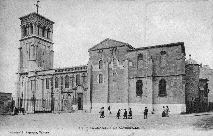 Valence.- La cathédrale Saint-Apollinaire, vue de la place des Ormeaux.