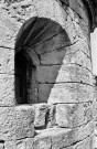 Montségur-sur-Lauzon. - Fenêtre de l'abside de l'ancienne église Saint-Félix.