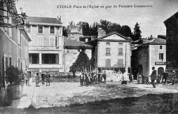 Étoile-sur-Rhône. - Place de l'église un jour de première communion.