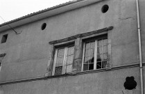 Moras-en-Valloire. - Détail de la façade côté rue de la mairie.