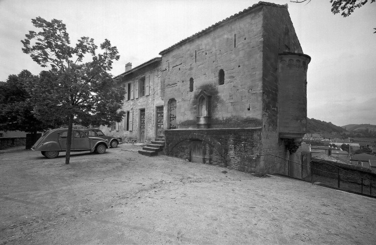 Saint-Donat-sur-l'Herbasse.- La façade sud de la chapelle des Évêques.