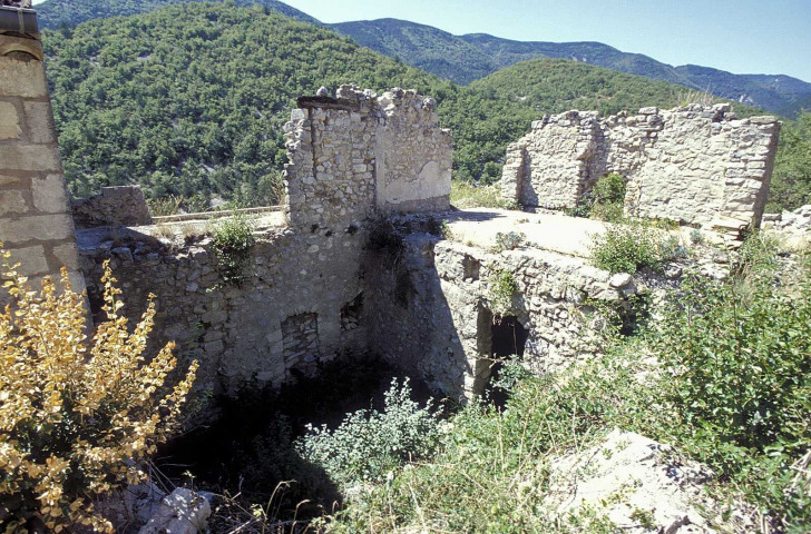 Reilhanette.- Ruines de maison.