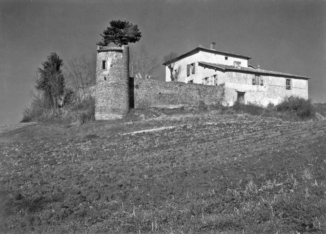 Anneyron.- Château de Saleton du marquis d'Arlande, il participa avec Pilâtre du Rosier à la première ascension en montgolfière le 21 novembre 1783 à Paris.