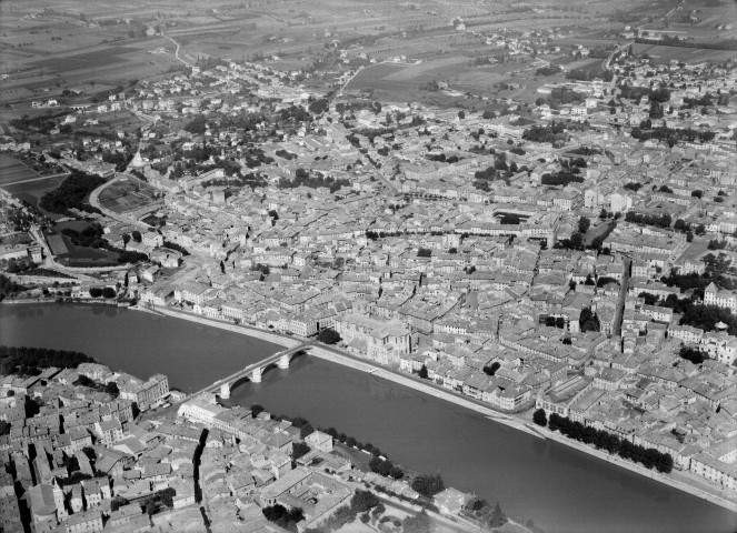 Vue aérienne des deux villes et de l'Isère.