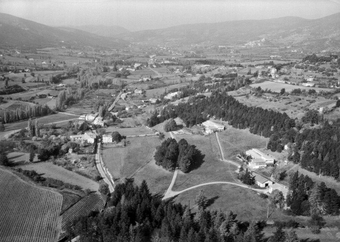 Dieulefit. - Vue aérienne du domaine de Réjaubert.