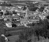 Vue aérienne du village et de l'église Notre-Dame.