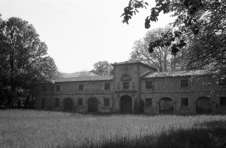 Châteaudouble.- Façade sur cour des grandes écuries du château.