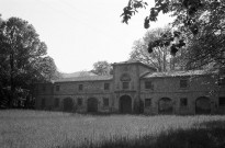 Châteaudouble.- Façade sur cour des grandes écuries du château.