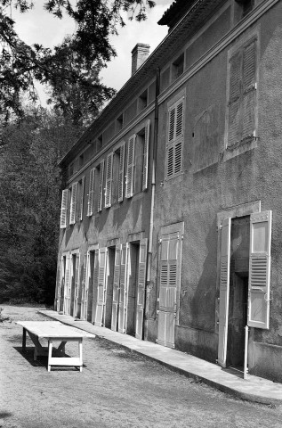 Allex. - Façade sud sur jardin du château de l'Isle.