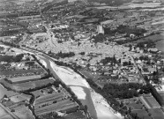 Vue aérienne de la ville, la tour et la Drôme.