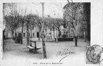 Die. - Fontaine place de la République (avant 1905).