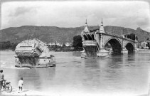 Le 20 juin 1940, le Génie français fait s'effondrer les deux arches du pont
de la rive gauche.