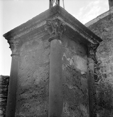 La Garde-Adhémar. - Détail du socle du calvaire.