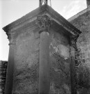 La Garde-Adhémar. - Détail du socle du calvaire.
