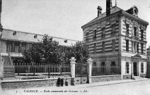 L'école primaire Louis Pergaud, place du palais de Justice, construite en 1901.