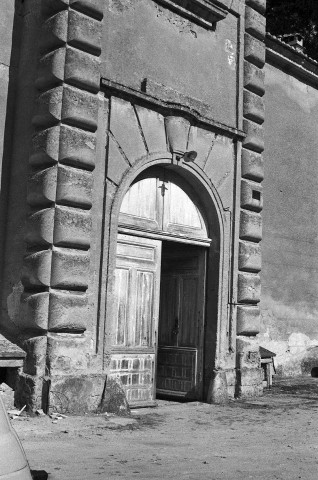 Châteaudouble.- Porche d'accès au château.